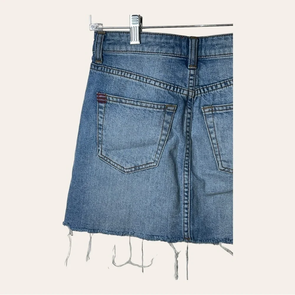 0123W. BDG MEDIUM WASH DENIM SKIRT‎ SIZE XSMALL RAW HEM SLIT
